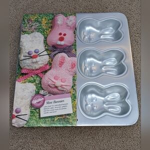 NWT Wilton Mini Bunnies Cake Pan makes 6 (5”x3.25”) bunnies